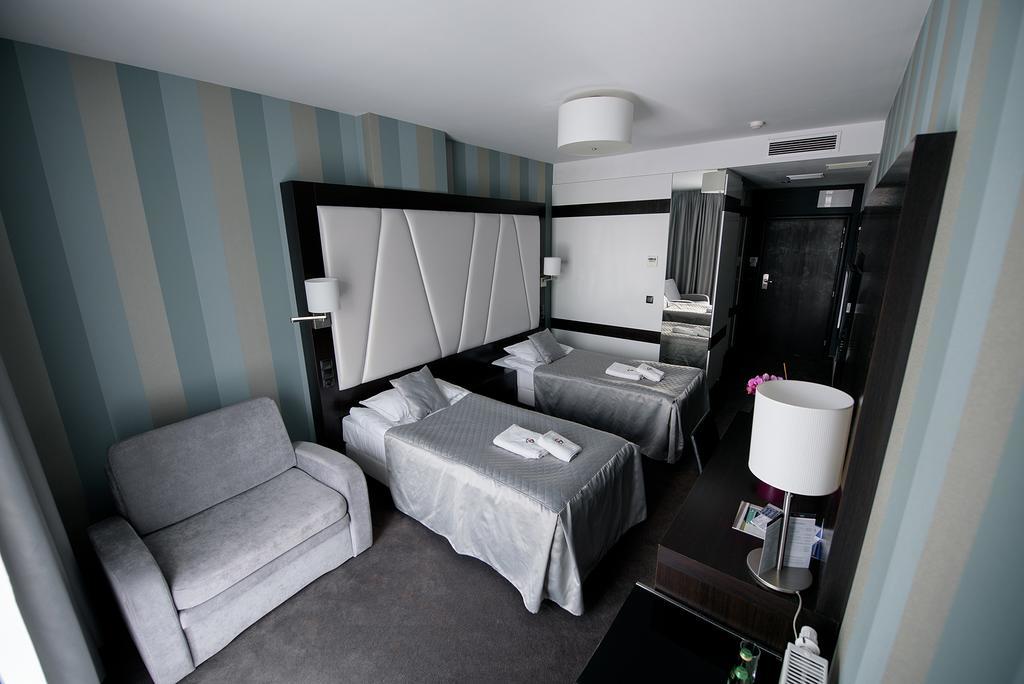 Hotel Grafit Kostomloty Pierwsze Exterior foto